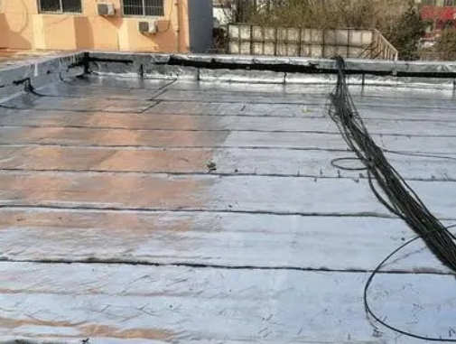 叶集卫生间漏水维修公司分享下叶集屋面楼顶防水刚性防水层施工要点。